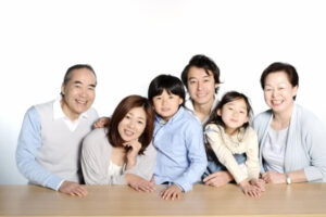 唐揚げを囲む笑顔の家族写真